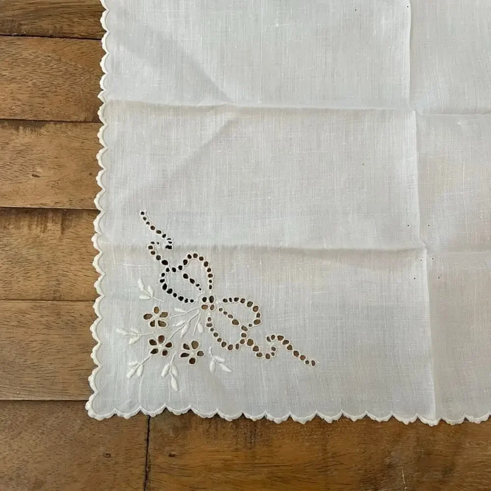 5 Vintage Ivory Embroidered Linen Napkins Scalloped Edge Basket & Bow Cutwork